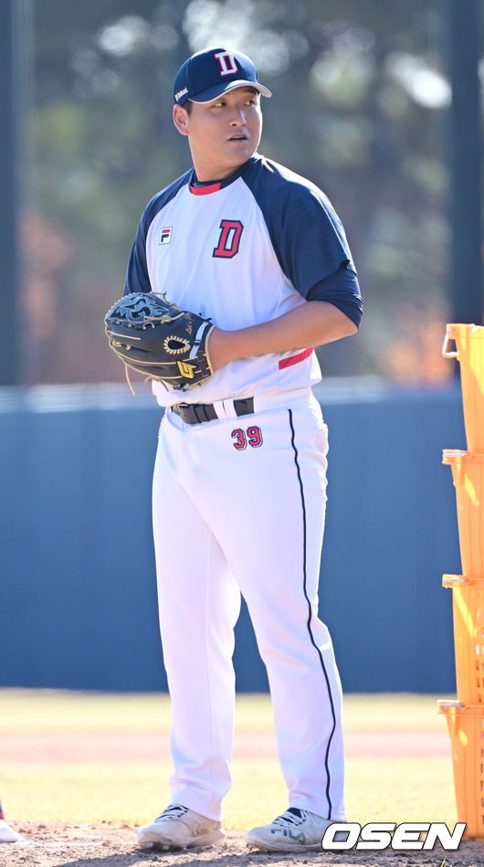 [OSEN=이천, 김성락 기자] 6일 오후 경기 이천시 두산베어스파크에서 프로야구 구단 두산베어스의 마무리 캠프 훈련이 진행됐다. 이날 훈련에는 오재원의 강압, 수면제 대리 처방으로 사회봉사 80시간 제재를 받은 두산 베어스 소속 김민혁(외야수), 김인태(외야수), 박계범(내야수), 박지훈(내야수), 안승한(포수), 이승진(투수), 장승현(투수), 제환유(투수) 8명이 훈련에 참여했다.두산 권휘가 훈련을 하고 있다. 2024.11.06 / ksl0919@osen.co.kr