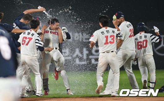 [OSEN=부산, 이석우 기자] 9일 부산 사직야구장에서 2025 신한 SOL 뱅크 KBO 리그 롯데 자이언츠와 두산 베어스의 경기가 열렸다. 홈팀 롯데는 이민석이, 방문팀 두산은 곽빈이 선발 출전했다.롯데 자이언츠 이호준이 연장 11회말 1사 1,2루 우익수 른쪽 끝내기 2루타를 치고 동료들의 축하를 받고 있다. 2025.07.09 / foto0307@osen.co.kr