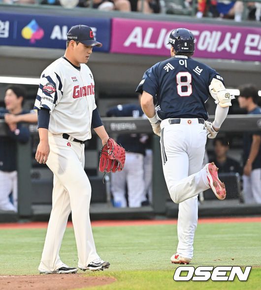 [OSEN=부산, 이석우 기자] 10일 부산 사직야구장에서 2025 신한 SOL 뱅크 KBO 리그 롯데 자이언츠와 두산 베어스의 경기가 열렸다. 홈팀 롯데는 나균안이, 방문팀 두산은 잭로그가 선발 출전했다.롯데 자이언츠 선발 투수 나균안이 3회초 무사 2,3루 두산 베어스 케이브에게 1타점 희생 플라이를 맞고 아쉬워하고 있다. 2025.07.10 / foto0307@osen.co.kr