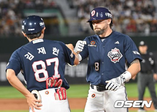 [OSEN=부산, 이석우 기자] 10일 부산 사직야구장에서 2025 신한 SOL 뱅크 KBO 리그 롯데 자이언츠와 두산 베어스의 경기가 열렸다. 홈팀 롯데는 나균안이, 방문팀 두산은 잭로그가 선발 출전했다.두산 베어스 케이브가 7회초 2사 2루 중견수 앞 1타점 안타를 치고 하이파이브를 하고 있다. 2025.07.10 / foto0307@osen.co.kr