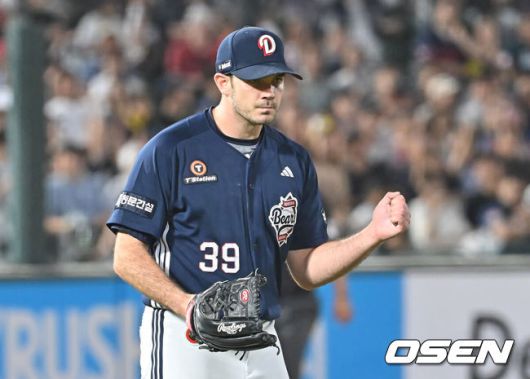 [OSEN=부산, 이석우 기자] 10일 부산 사직야구장에서 2025 신한 SOL 뱅크 KBO 리그 롯데 자이언츠와 두산 베어스의 경기가 열렸다. 홈팀 롯데는 나균안이, 방문팀 두산은 잭로그가 선발 출전했다.두산 베어스 잭로그가 6회말 무사 1루 롯데 자이언츠 한태양을 2루수 병살로 잡고 주먹을 불끈 쥐고 있다. 2025.07.10 / foto0307@osen.co.kr