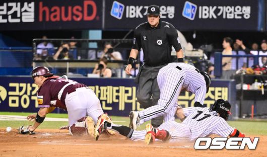 [OSEN=잠실, 박준형 기자] 9일 오후 서울 잠실구장에서 ‘2025 신한 SOL BANK KBO리그’ LG 트윈스와 키움 히어로즈의 경기가 진행됐다.이날 경기에서 LG는 손주영을, 키움은 정현우를 선발투수로 내세웠다. 7회말 1사 1,2루 LG 박해민이 3루타를 날린뒤 유격수 송구 실책을 틈타 홈세이프되고 있다. 2025.07.09 /  soul1014@osen.co.kr