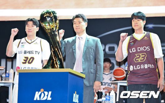 [OSEN=민경훈 기자] 15일 오후 서울 한남동 블루스퀘어 마스터카드홀에서 제 '2024~2025KCC’ 프로농구’미디어데이가 열렸다. 한편 2024-2025 KCC프로농구는10월19일(토)부산KCC와 수원KT의개막전(부산사직체육관)을 시작으로 막을 올린다.LG 조상현 감독과 전성현 두경민이 트로피 앞에서 포즈를 취하고 있다. 2024.10.15 / rumi@osen.co.kr