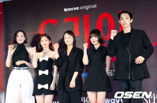 [OSEN=김성락 기자] 7일 오후 서울 용산구 한강대로 CGV 용산아이파크몰에서 영화 웨이브 오리지널 ‘S라인’ 언론시사회 및 제작발표회가 열렸다. 드라마 ‘S라인’은 성적 관계를 맺은 사람들 사이에 연결된 붉은 선, 일명 S라인이 보이기 시작하면서 감춰졌던 진실과 금지된 욕망이 드러나는 판타지 스릴러다.배우 이다희, 아린, 안주영 감독, 이은샘, 이수혁이 포토타임을 갖고 있다. 2025.07.07 / ksl0919@osen.co.kr