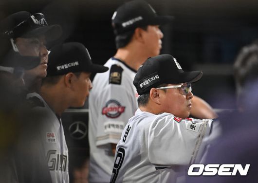 [OSEN=부산, 이석우 기자] 27일 부산 사직야구장에서 2025 신한 SOL 뱅크 KBO 리그 롯데 자이언츠와 KT 위즈의 경기가 열렸다. 홈팀 롯데는 이민석이, 방문팀 삼성은 고영표가 선발 출전했다.롯데 자이언츠 김태형 감독이 경기를 비켜보고 있다. 2025.06.27 / foto0307@osen.co.kr
