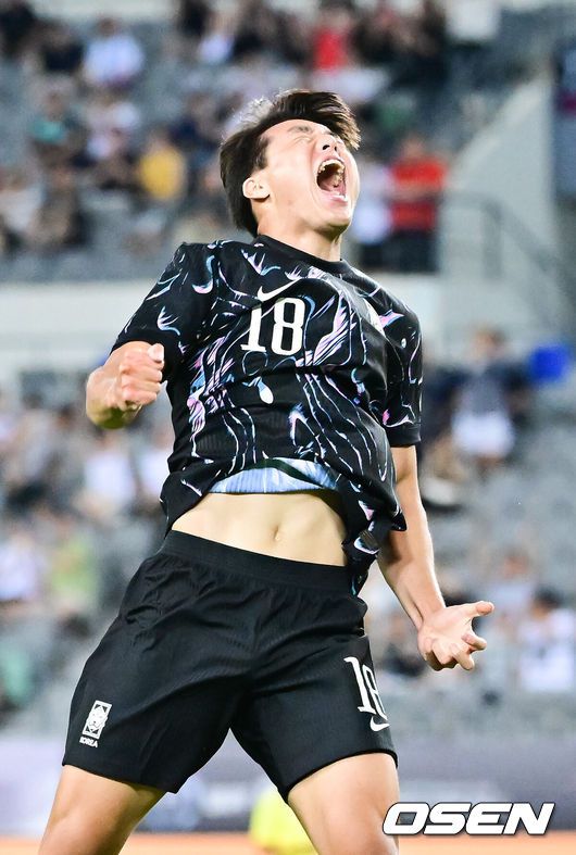 [OSEN=용인, 박준형 기자] 11일 오후 용인 미르스타디움에서 2025 동아시아축구연맹(EAFF) E-1 챔피언십(동아시안컵) 한국과 홍콩의 경기가 진행됐다.지난 7일 중국과의 1차전에서 3-0 완승을 거둔 한국은 2연승을 통해 통산 6번째 우승 가능성을 키우겠다는 목표를 세웠다.후반 이호재가 헤더로 추가골을 넣고 기뻐하고 있다. 2025.07.11 / soul1014@osen.co.kr