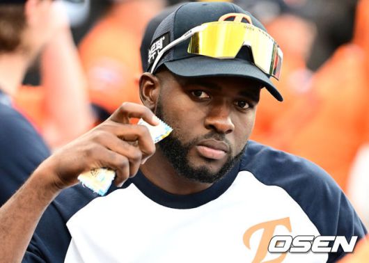 [OSEN=대전, 지형준 기자] 부상으로 6주 재활 선수로 등록된 한화 플로리얼이 더그아웃에서 경기를 지켜보고 있다. 2025.06.14 /jpnews@osen.co.kr