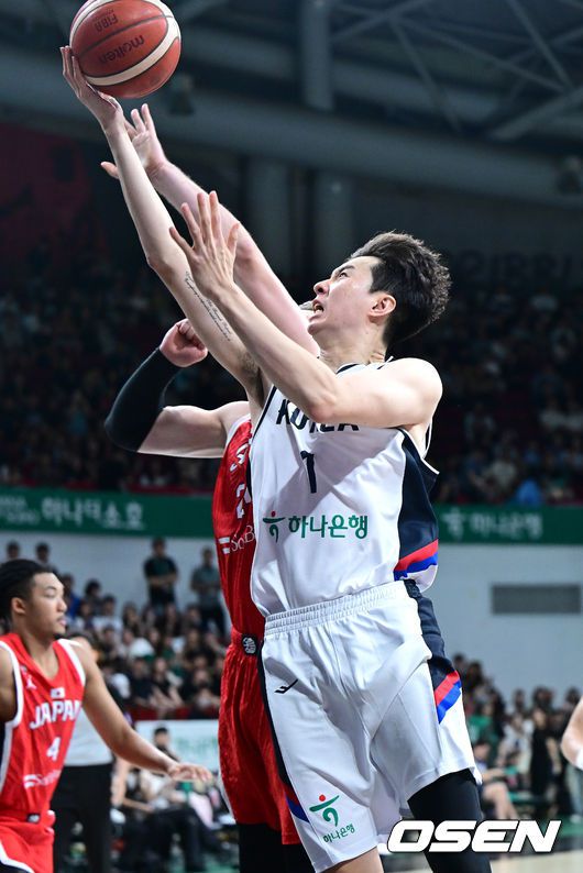 [OSEN=안양, 최규한 기자] 11일 오후 경기도 안양 정관장 아레나에서 ‘2025 남자농구 국가대표 평가전’ 대한민국과 일본의 경기가 열렸다.한국 남자농구 대표팀은 오는 8월 사우디아라비아 제다에서 열리는 '2025 FIBA 아시아컵'을 앞두고 오는 20일까지 일본, 카타르와 평가전을 갖는다.1쿼터, 한국 이현중이 슛을 시도하고 있다. 2025.07.11 / dreamer@osen.co.kr