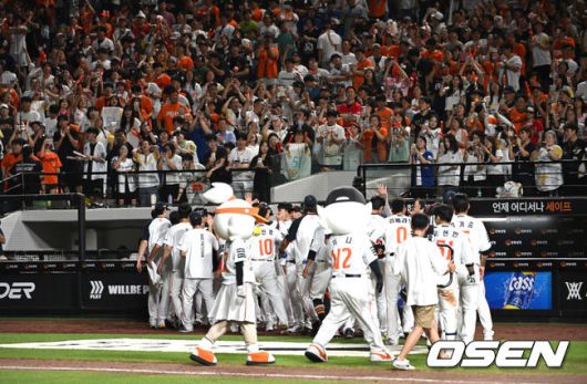 [OSEN=대전, 이대선 기자] 프로야구 한화 이글스가 짜릿한 끝내기 승리로 전반기를 피날레했다. 1위 팀의 위용을 보여주며 시즌 29번째 역전승을 거뒀다.한화는 10일 대전 한화생명볼파크에서 치러진 2025 신한 SOL Bank KBO리그 KIA 타이거즈와의 홈경기를 3-2 끝내기로 승리했다.1-2로 뒤진 9회말KIA 마무리투수 정해영을 상대로 루이스 리베라토의 밀어내기 볼넷으로 동점을 만든 뒤 문현빈의 10구 풀카운트 승부 끝에 끝내기 안타로 대역전극을완성했다.경기 종료 후 한화 선수단이 승리의 기쁨을 나누고 있다. 2025.07.10 /sunday@osen.co.kr