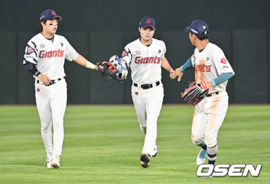 [OSEN=부산, 이석우 기자] 3일 부산 사직야구장에서 2025 신한 SOL 뱅크 KBO 리그 롯데 자이언츠와 LG 트윈스의 경기가 열렸다. 홈팀 롯데는 이민석이, 방문팀 LG는 손주영이 선발 출전했다.롯데 자이언츠 한승현이 7회초 2사 1루 LG 트윈스 박해민의 잘 맞은 타구를 어렵게 잡아 내고 한태양, 장두성과 하이파이브를 하고 있다. 2025.07.03 / foto0307@osen.co.kr