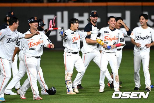 [OSEN=대전, 이대선 기자] 프로야구 한화 이글스가 짜릿한 끝내기 승리로 전반기를 피날레했다. 1위 팀의 위용을 보여주며 시즌 29번째 역전승을 거뒀다.한화는 10일 대전 한화생명볼파크에서 치러진 2025 신한 SOL Bank KBO리그 KIA 타이거즈와의 홈경기를 3-2 끝내기로 승리했다.1-2로 뒤진 9회말KIA 마무리투수 정해영을 상대로 루이스 리베라토의 밀어내기 볼넷으로 동점을 만든 뒤 문현빈의 10구 풀카운트 승부 끝에 끝내기 안타로 대역전극을완성했다.9회말 2사 만루에서 끝내기 안타를 친 한화 문현빈이 동료들과 승리의 기쁨을 나누고 있다. 2025.07.10 /sunday@osen.co.kr