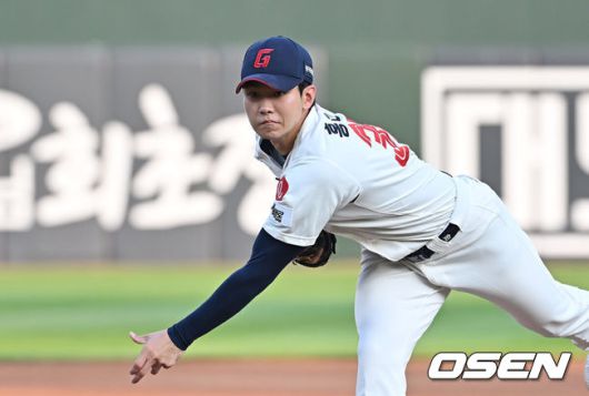 [OSEN=부산, 이석우 기자] 8일 부산 사직야구장에서 2025 신한 SOL 뱅크 KBO 리그 롯데 자이언츠와 두산 베어스의 경기가 열렸다. 홈팀 롯데는 홍민기가, 방문팀 두산은 최민석이 선발 출전했다.롯데 자이언츠 선발 투수 홍민기가 역투하고 있다. 2025.07.08 / foto0307@osen.co.kr