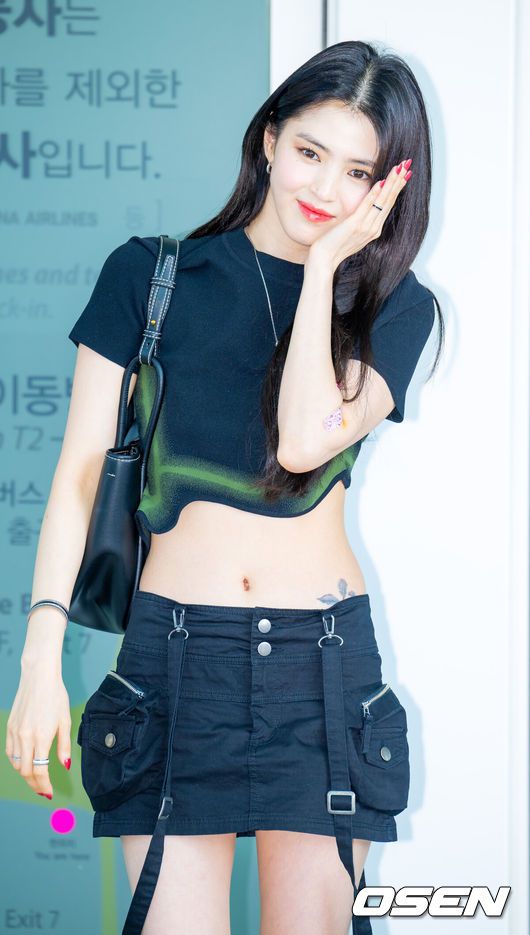 [OSEN=인천공항, 민경훈 기자] 배우 한소희가 11일 오후 인천국제공항을 통해 해외 일정 참석 차 출국했다.한소희(Han So-hee)는 해외 팬미팅 투어 참석 차 인천공항을 통해 방콕으로 출국했다.한소희가 출국길에 포즈를 취하고 있다. 2025.07.11 / rumi@osen.co.kr