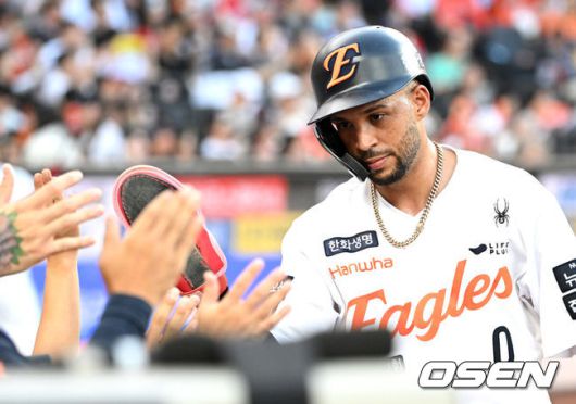 [OSEN=대전, 이대선 기자] 8일 오후 대전 한화생명볼파크에서 2025 신한 SOL Bank KBO리그 한화 이글스와 KIA 타이거즈의 경기가 열렸다.한화는 문동주, KIA는 윤영철을 선발로 내세웠다.1회말 무사 2,3루에서 한화 노시환의 좌전 적시타 때 홈을 밟은 3루주자 리베라토가 더그아웃에서 환호하고 있다. 2025.07.08 /sunday@osen.co.kr