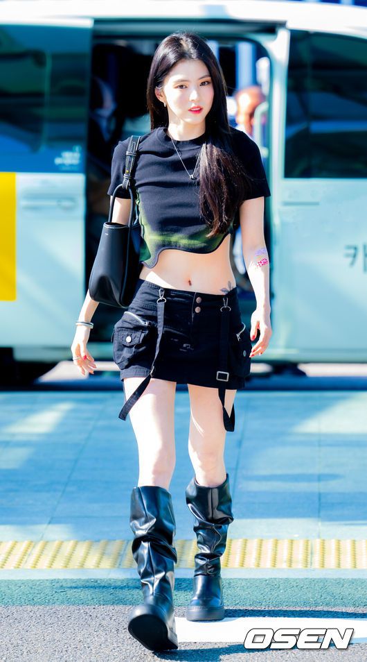 [OSEN=인천공항, 민경훈 기자] 배우 한소희가 11일 오후 인천국제공항을 통해 해외 일정 참석 차 출국했다.한소희(Han So-hee)는 해외 팬미팅 투어 참석 차 인천공항을 통해 방콕으로 출국했다.한소희가 출국길에 포즈를 취하고 있다. 2025.07.11 / rumi@osen.co.kr