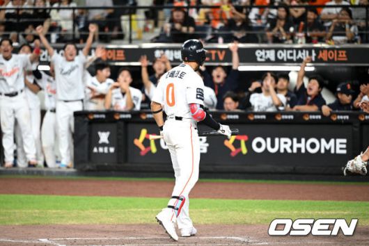 [OSEN=대전, 이대선 기자] 프로야구 한화 이글스가 짜릿한 끝내기 승리로 전반기를 피날레했다. 1위 팀의 위용을 보여주며 시즌 29번째 역전승을 거뒀다.한화는 10일 대전 한화생명볼파크에서 치러진 2025 신한 SOL Bank KBO리그 KIA 타이거즈와의 홈경기를 3-2 끝내기로 승리했다.1-2로 뒤진 9회말KIA 마무리투수 정해영을 상대로 루이스 리베라토의 밀어내기 볼넷으로 동점을 만든 뒤 문현빈의 10구 풀카운트 승부 끝에 끝내기 안타로 대역전극을완성했다.9회말 2사 만루에서 한화 리베라토가 밀어내기 볼넷에 환호하고 있다. 2025.07.10 /sunday@osen.co.kr