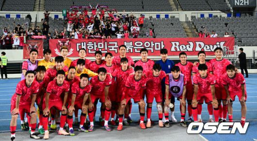 [OSEN=용인, 조은정 기자]2025년에도 '공한증'은 이어진다. 홍명보호가 무더위를 뚫고 시원한 대승을 거뒀다.홍명보 감독이 이끄는대한민국 축구대표팀은7일 오후 8시 용인 미르스타디움에서 열린2025동아시아축구연맹(EAFF) E-1 챔피언십(동아시안컵) 개막전에서 중국을 3-0으로 꺾었다.한국 축구 대표팀이 붉은악마와 기념촬영을 하고 있다. 2025.07.07 /cej@osen.co.kr