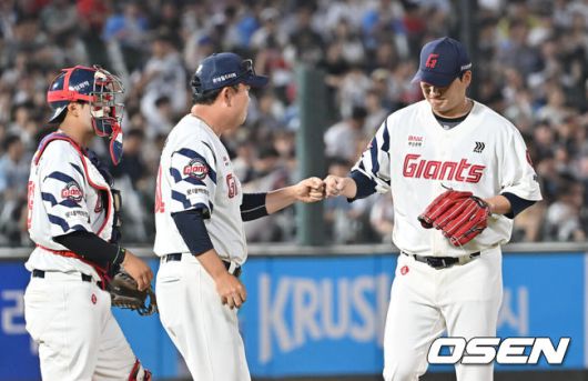 [OSEN=부산, 이석우 기자] 10일 부산 사직야구장에서 2025 신한 SOL 뱅크 KBO 리그 롯데 자이언츠와 두산 베어스의 경기가 열렸다. 홈팀 롯데는 나균안이, 방문팀 두산은 잭로그가 선발 출전했다.롯데 자이언츠 선발 투수 나균안이 7회초 교체되고 있다. 2025.07.10 / foto0307@osen.co.kr