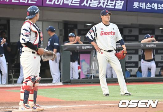 [OSEN=부산, 이석우 기자] 10일 부산 사직야구장에서 2025 신한 SOL 뱅크 KBO 리그 롯데 자이언츠와 두산 베어스의 경기가 열렸다. 홈팀 롯데는 나균안이, 방문팀 두산은 잭로그가 선발 출전했다.롯데 자이언츠 선발 투수 나균안이 3회초 무사 1,2루 두산 베어스 이유찬의 희생 번트때 1루 송구 실책을 하고 실점한 후 아쉬워하고 있다. 2025.07.10 / foto0307@osen.co.kr