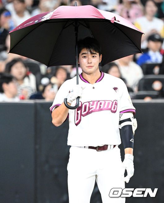 [OSEN=대전, 이대선 기자] 11일 오후 대전 한화생명볼파크에서 'KBO 올스타 프라이데이' 퓨처스 올스타전이 열렸다.KBO 올스타전의 전야제인 퓨처스 올스타전 경기는 남부리그(상무, KT, 삼성, NC, 롯데, KIA)와 북부리그(한화, SSG, LG, 두산, 고양) 대표로 나선 총 48명의 선수가 치열한 승부를 펼친다.7회말 북부올스타 심휘윤이 퍼포먼스를 펼치고 있다. 2025.07.11 /sunday@osen.co.kr