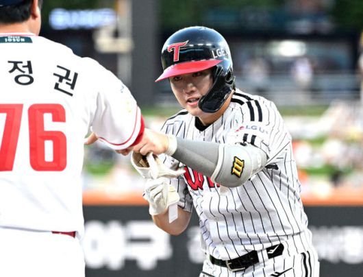 [OSEN=대전, 이대선 기자] 11일 오후 대전 한화생명볼파크에서 'KBO 올스타 프라이데이' 퓨처스 올스타전이 열렸다.KBO 올스타전의 전야제인 퓨처스 올스타전 경기는 남부리그(상무, KT, 삼성, NC, 롯데, KIA)와 북부리그(한화, SSG, LG, 두산, 고양) 대표로 나선 총 48명의 선수가 치열한 승부를 펼친다.4회말 1사 1루에서 북부올스타 손용준이 안타를 치고 환호하고 있다. 2025.07.11 /sunday@osen.co.kr