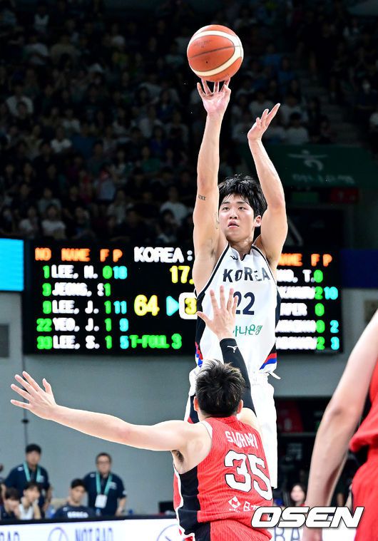 [OSEN=안양, 최규한 기자] 11일 오후 경기도 안양 정관장 아레나에서 ‘2025 남자농구 국가대표 평가전’ 대한민국과 일본의 경기가 열렸다.한국 남자농구 대표팀은 오는 8월 사우디아라비아 제다에서 열리는 '2025 FIBA 아시아컵'을 앞두고 오는 20일까지 일본, 카타르와 평가전을 갖는다.3쿼터, 한국 여준석이 슛을 시도하고 있다. 2025.07.11 / dreamer@osen.co.kr