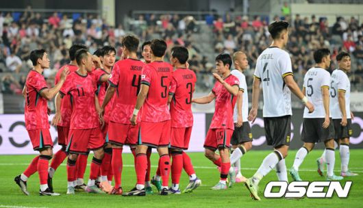 [OSEN=용인, 조은정 기자]7일 경기 용인시 용인 미르 스타디움에서 2025 동아시아 축구연맹(EAFF) E-1 챔피언십(동아시안컵) 대한민국 남자 축구 대표팀과 중국의 개막전이 열렸다.한국은 중국과 첫 경기를 시작으로 11일 홍콩, 15일 일본과 격돌한다. 경기는 모두 용인에서 치러지며 3경기 성적에 따라 그대로 최종 순위가 결정된다.후반 한국 김주성이 팀의 세 번째 골을 넣은 뒤 축하를 받고 있다. 2025.07.07 /cej@osen.co.kr