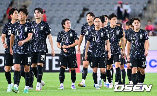 [OSEN=용인, 박준형 기자] 올 시즌'K리그 간판' 강상윤(전북), 이호재(포항)가 나란히 A매치 데뷔골을 터트렸다. 한국을 승리로 이끌었다.홍명보 감독이 이끄는 한국 축구대표팀은 11일 오후 8시 용인 미르스타디움에서 홍콩과 2025 동아시아축구연맹(EAFF) E-1 챔피언십(동아시안컵) 2차전을 치러 2-0으로 승리했다.경기종료 후 축구대표팀이 승리의 기쁨을 나누고 있다. 2025.07.11 / soul1014@osen.co.kr
