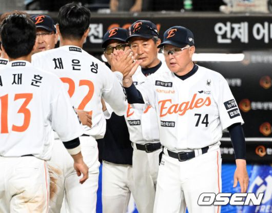 [OSEN=대전, 이대선 기자] 경기 종료 후 한화 김경문 감독이 선수들과 승리 하이파이브를 하고 있다. 2025.07.10 /sunday@osen.co.kr