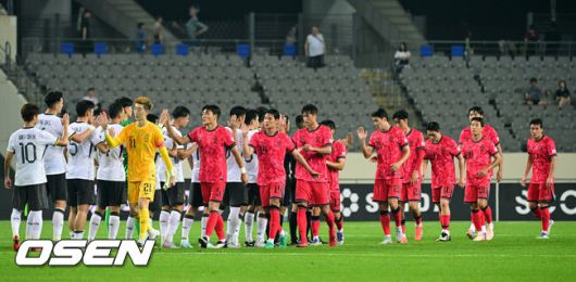 [OSEN=용인, 조은정 기자]2025년에도 '공한증'은 이어진다. 홍명보호가 무더위를 뚫고 시원한 대승을 거뒀다.홍명보 감독이 이끄는대한민국 축구대표팀은7일 오후 8시 용인 미르스타디움에서 열린2025동아시아축구연맹(EAFF) E-1 챔피언십(동아시안컵) 개막전에서 중국을 3-0으로 꺾었다.경기 종료 후 한국 축구 대표팀이 중국 대표팀과 인사하고 있다. 2025.07.07 /cej@osen.co.kr