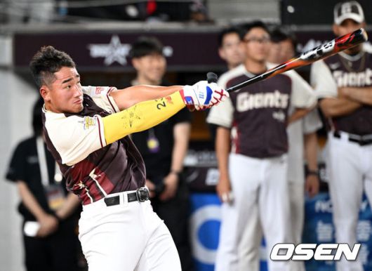 [OSEN=대전, 이대선 기자] SSG, 한화 팬들은 행복했다. 구단의 미래 최윤석(SSG), 한지윤(한화)의 활약을 등에 업은 북부리그 올스타가 퓨처스리그 올스타전 승자로 우뚝 섰다.이대진 감독이 이끄는 북부리그 올스타(한화 이글스, SSG 랜더스, LG 트윈스, 두산 베어스, 고양 히어로즈)는 11일 대전 한화생명볼파크에서 개최된 2025 KBO 퓨처스 올스타전에서 박치왕 감독이 지휘하는 남부리그 올스타(상무, KT 위즈, 삼성 라이온즈, NC 다이노스, 롯데 자이언츠, KIA 타이거즈)를 4-2로 제압했다.북부리그 올스타는 지난해 5-9 패배를 설욕하고 2023년 이후 2년 만에 올스타전 승리를 맛봤다.KT 안현민이 홈런을 치고 있다. 2025.07.11 /sunday@osen.co.kr