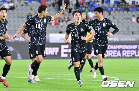 [OSEN=용인, 박준형 기자] 11일 오후 용인 미르스타디움에서 2025 동아시아축구연맹(EAFF) E-1 챔피언십(동아시안컵) 한국과 홍콩의 경기가 진행됐다.지난 7일 중국과의 1차전에서 3-0 완승을 거둔 한국은 2연승을 통해 통산 6번째 우승 가능성을 키우겠다는 목표를 세웠다.전반 강상윤이 선제골을 넣고 환호하고 있다. 2025.07.11 / soul1014@osen.co.kr