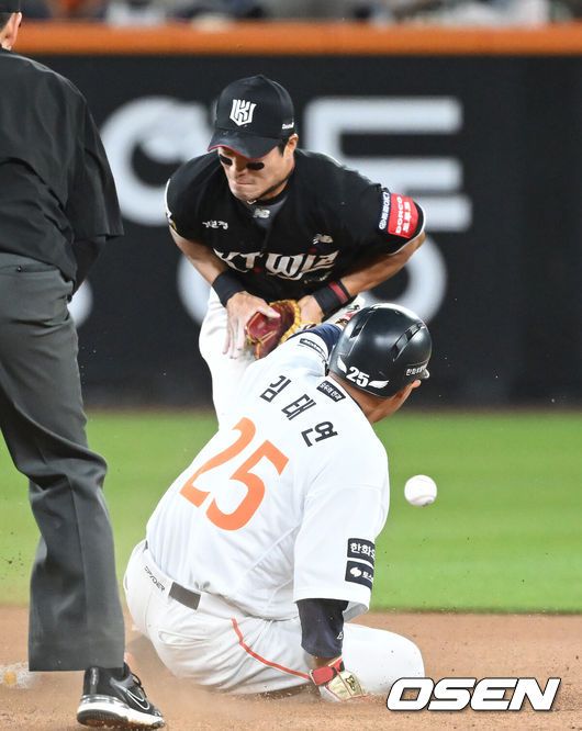 [OSEN=대전, 김성락 기자] 7회말 1사 1, 2루 한화 최재훈의 타석 때 1루 주자 김태연과 2루 주자 이원석이 더블 스틸을 했다. 1루 주자 김태연이 2루 도루에 성공하고 있다. 2025.06.04 / ksl0919@osen.co.kr