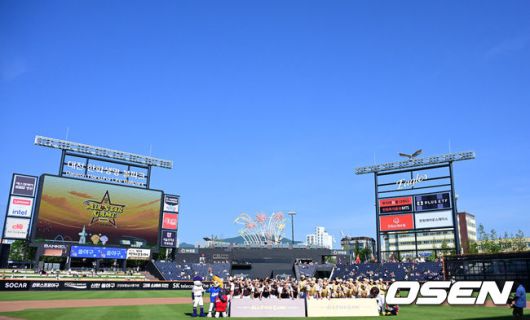 [OSEN=대전, 최규한 기자] 12일 오후 대전 한화생명볼파크에서 ‘2025 신한 SOL Bank KBO리그’ 올스타전이 열렸다.KBO 올스타전 경기는 드림 올스타와 나눔올스타 대표로 나선 총 30명의 선수가 치열한 승부를 펼친다.경기를 앞두고 올스타 선수들이 모두 모여 기념촬영을 하고 있다. 2025.07.12 / dreamer@osen.co.kr