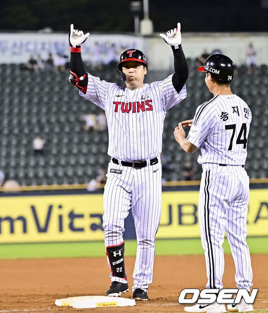 [OSEN=잠실, 박준형 기자] 8일 오후 서울 잠실구장에서 ‘2025 신한 SOL BANK KBO리그’ LG 트윈스와 키움 히어로즈의 경기가 진행됐다.이날 경기에서 LG는 임찬규(8승 3패)를, 키움은 하영민(6승 8패)을 선발투수로 내세웠다.7회말 1사 2루 LG 김현수가 역전 1타점 적시타를 날리고 세리머니를 하고 있다  2025.07.08 /  soul1014@osen.co.kr