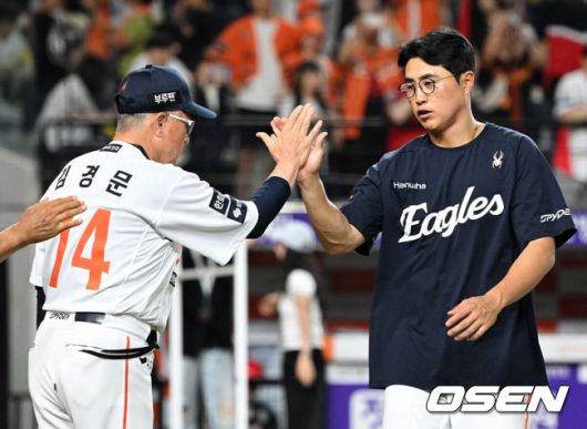[OSEN=대전, 이대선 기자] 한화 김경문 감독이 채은성과 승리의 기쁨을 나누고 있다. 2025.07.08 /sunday@osen.co.kr