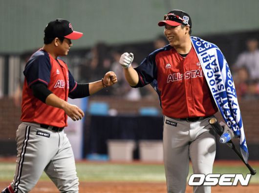 [OSEN=울산, 최규한 기자] 13일 오후 울산 문수야구장에서 '2018 신한은행 MYCAR KBO 퓨처스 올스타전'이 열렸다.이후 진행된 1군 올스타의 홈런 더비, 홈런더비에 나선 나눔 올스타 김현수와 공을 던져준 유강남이 인사를 나누고 있다. /dreamer@osen.co.kr