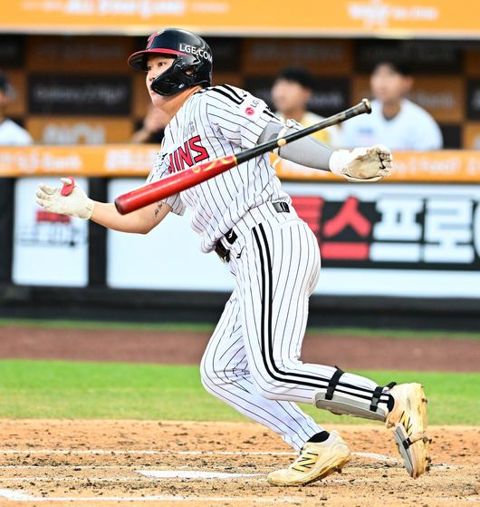 [OSEN=대전, 지형준 기자] 11일 오후 대전 한화생명볼파크에서 'KBO 올스타 프라이데이' 퓨처스 올스타전이 열렸다.KBO 올스타전의 전야제인 퓨처스 올스타전 경기는 남부리그(상무, KT, 삼성, NC, 롯데, KIA)와 북부리그(한화, SSG, LG, 두산, 고양) 대표로 나선 총 48명의 선수가 치열한 승부를 펼친다.3회말 LG 손용준이 안타를 날리고 있다. 2025.07.11 / jpnews@osen.co.kr