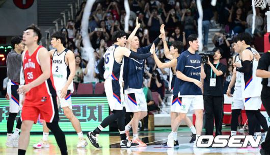 [OSEN=안양, 최규한 기자] 한국농구가 안방에서 일본의 자존심을 눌렀다.안준호 감독이 이끄는 남자농구대표팀은 11일 오후 7시 안양체육관에서 개최되는 평가전에서 숙적 일본을 이현중과 여준석의 활약을 앞세워서 91-77로 가볍게 이겼다. 한국은 13일 일본과 2차전을 가진다.경기를 마치고 승리한 한국 선수들이 기뻐하고 있다. 2025.07.11 / dreamer@osen.co.kr