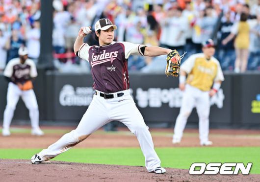 [OSEN=대전, 박준형 기자] 12일 오후 대전 한화생명볼파크에서 2025 신한 SOL뱅크 KBO 올스타전이 열렸다.13년 만에 대전에서 열리는 KBO 올스타전은 드림 올스타와 나눔올스타 대표로 나선 총 30명의 선수가 치열한 승부를 펼친다.2회말 최정이 공을 던지고 있다. 2025.07.12 / soul1014@osen.co.kr