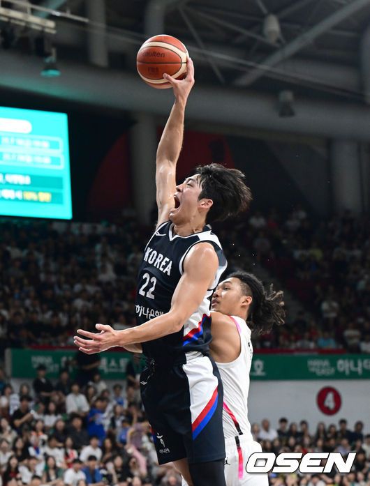 [OSEN=안양, 김성락 기자] 13일 오후 안양 정관장아레나에서 ‘하나은행 2025 남자농구 국가대표 평가전’ 대한민국과 일본의 두 번째 평가전이 열렸다. 대한민국은 지난 11일 열린 일본과의 첫 번째 평가전에서 91-77로 승리를 거뒀다. 1쿼터 대한민국 여준석이 점프슛을 시도하고 있다. 2025.07.13 / ksl0919@osen.co.kr