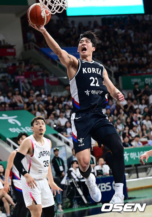 [OSEN=안양, 김성락 기자] 13일 오후 안양 정관장아레나에서 ‘하나은행 2025 남자농구 국가대표 평가전’ 대한민국과 일본의 두 번째 평가전이 열렸다. 대한민국은 지난 11일 열린 일본과의 첫 번째 평가전에서 91-77로 승리를 거뒀다. 1쿼터 대한민국 여준석이 슛을 시도하고 있다. 2025.07.13 / ksl0919@osen.co.kr