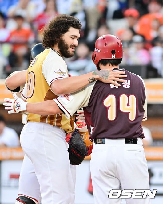 [OSEN=대전, 박준형 기자] 12일 오후 대전 한화생명볼파크에서 2025 신한 SOL뱅크 KBO 올스타전이 열렸다.13년 만에 대전에서 열리는 KBO 올스타전은 드림 올스타와 나눔올스타 대표로 나선 총 30명의 선수가 치열한 승부를 펼친다.1회초 폰세가 최정에게 사구를 던진 뒤 사과하고 있다.  2025.07.12 / soul1014@osen.co.kr