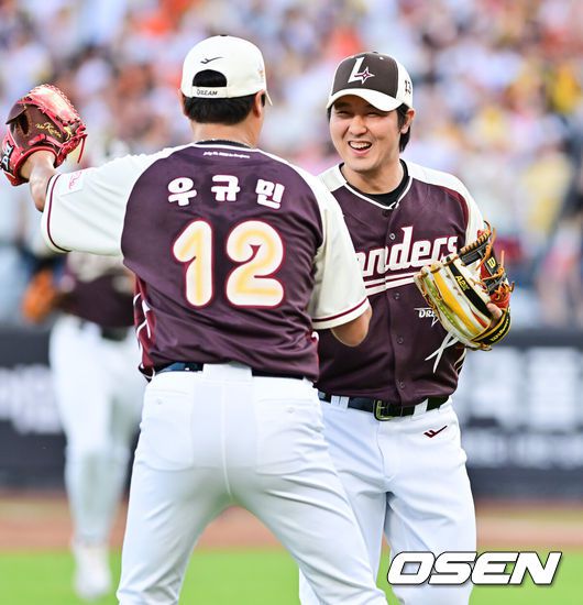 [OSEN=대전, 박준형 기자] 12일 오후 대전 한화생명볼파크에서 2025 신한 SOL뱅크 KBO 올스타전이 열렸다.13년 만에 대전에서 열리는 KBO 올스타전은 드림 올스타와 나눔올스타 대표로 나선 총 30명의 선수가 치열한 승부를 펼친다.2회말 최정이 나눔팀의 공격을 막은뒤 우규민과 미소 짓고 있다. 2025.07.12 / soul1014@osen.co.kr