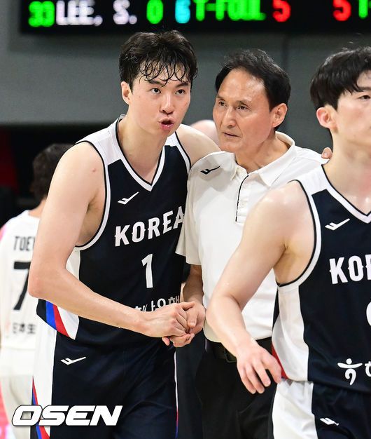 [OSEN=안양, 김성락 기자] 13일 오후 안양 정관장아레나에서 ‘하나은행 2025 남자농구 국가대표 평가전’ 대한민국과 일본의 두 번째 평가전이 열렸다. 대한민국은 지난 11일 열린 일본과의 첫 번째 평가전에서 91-77로 승리를 거뒀다. 2쿼터 작전타임 대한민국 이현중, 안준호 감독이 이야기를 나누고 있다. 2025.07.13 / ksl0919@osen.co.kr