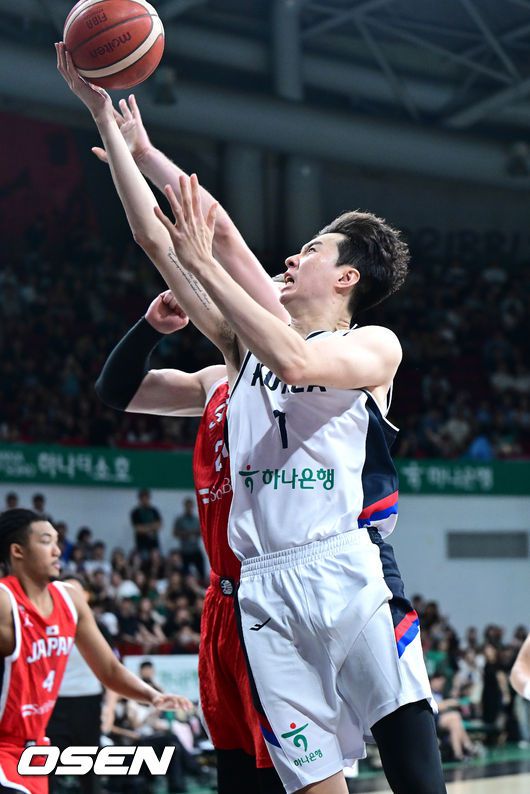 [OSEN=안양, 최규한 기자] 11일 오후 경기도 안양 정관장 아레나에서 ‘2025 남자농구 국가대표 평가전’ 대한민국과 일본의 경기가 열렸다.한국 남자농구 대표팀은 오는 8월 사우디아라비아 제다에서 열리는 '2025 FIBA 아시아컵'을 앞두고 오는 20일까지 일본, 카타르와 평가전을 갖는다.1쿼터, 한국 이현중이 슛을 시도하고 있다. 2025.07.11 / dreamer@osen.co.kr
