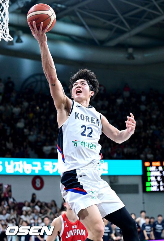 [OSEN=안양, 최규한 기자] 11일 오후 경기도 안양 정관장 아레나에서 ‘2025 남자농구 국가대표 평가전’ 대한민국과 일본의 경기가 열렸다.한국 남자농구 대표팀은 오는 8월 사우디아라비아 제다에서 열리는 '2025 FIBA 아시아컵'을 앞두고 오는 20일까지 일본, 카타르와 평가전을 갖는다.4쿼터, 한국 여준석이 슛을 시도하고 있다. 2025.07.11 / dreamer@osen.co.kr