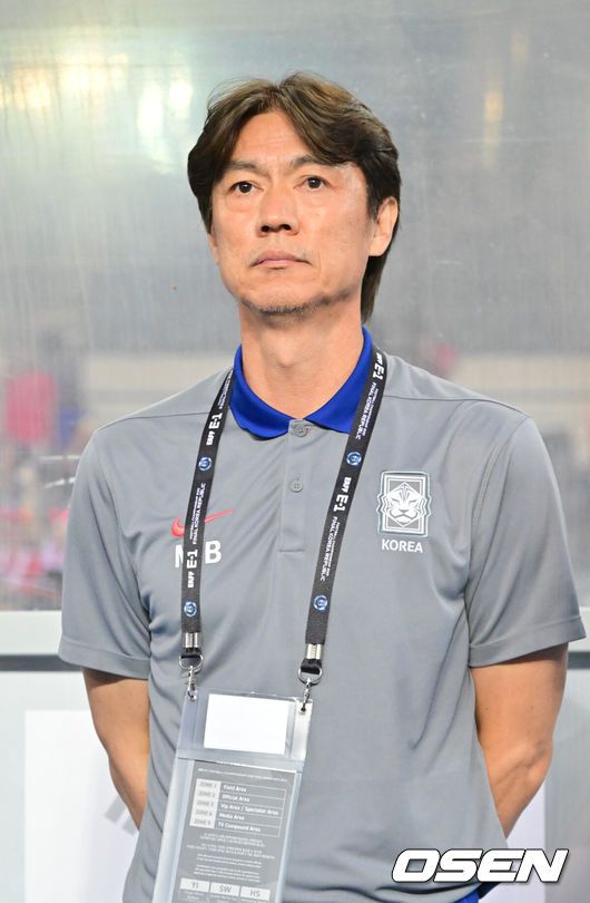 [OSEN=용인, 박준형 기자] 11일 오후 용인 미르스타디움에서 2025 동아시아축구연맹(EAFF) E-1 챔피언십(동아시안컵) 한국과 홍콩의 경기가 진행됐다.지난 7일 중국과의 1차전에서 3-0 완승을 거둔 한국은 2연승을 통해 통산 6번째 우승 가능성을 키우겠다는 목표를 세웠다.경기를 앞서 홍명보 감독이 그라운드를 바라보고 있다.  2025.07.11 / soul1014@osen.co.kr