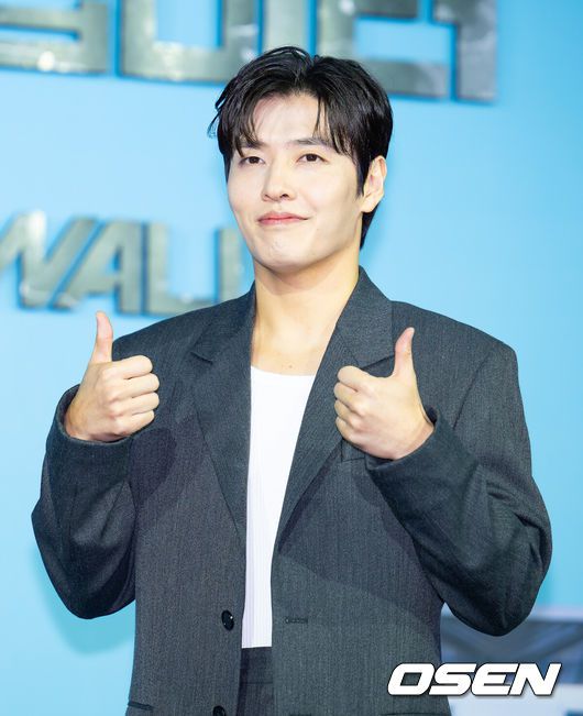 [OSEN=김성락 기자] 14일 오전 서울 중구 앰배서더 풀만 호텔에서 넥플릭스 영화 ‘84제곱미터’ 제작보고회가 열렸다. 영화‘ 84제곱미터 ’는 84㎡ 아파트로 내 집 마련에 성공한 영끌족 우성(강하늘)이 정체를 알 수 없는 층간 소음에 시달리며 벌어지는 예측불허 스릴러 장르다. 배우 강하늘이 포토타임을 갖고 있다. 2025.07.14 / ksl0919@osen.co.kr