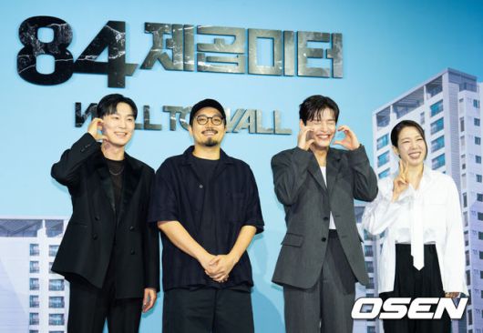 [OSEN=김성락 기자] 14일 오전 서울 중구 앰배서더 풀만 호텔에서 넥플릭스 영화 ‘84제곱미터’ 제작보고회가 열렸다. 영화‘ 84제곱미터 ’는 84㎡ 아파트로 내 집 마련에 성공한 영끌족 우성(강하늘)이 정체를 알 수 없는 층간 소음에 시달리며 벌어지는 예측불허 스릴러 장르다. 배우 서현우, 김태준 감독, 강하늘, 염혜란이 포토타임을 갖고 있다. 2025.07.14 / ksl0919@osen.co.kr